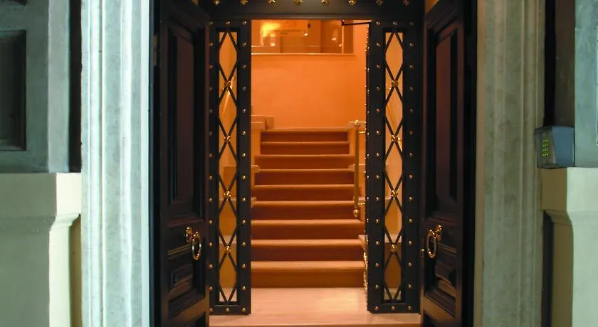 Colosseo Studio Suite Rome 2*,